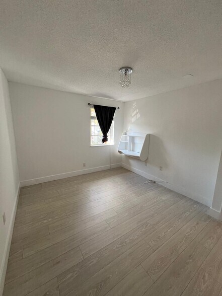 Building Photo - 1060 SW 111th Way