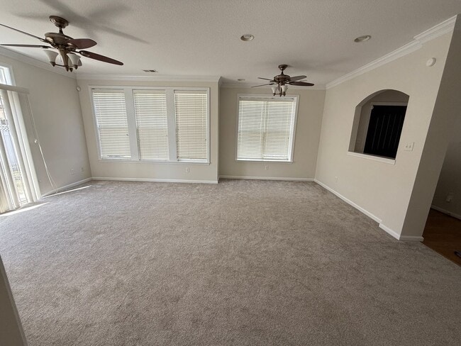 Building Photo - 2BR & 2BA Condo in Central Location w/Garage-Available 06/22/26
