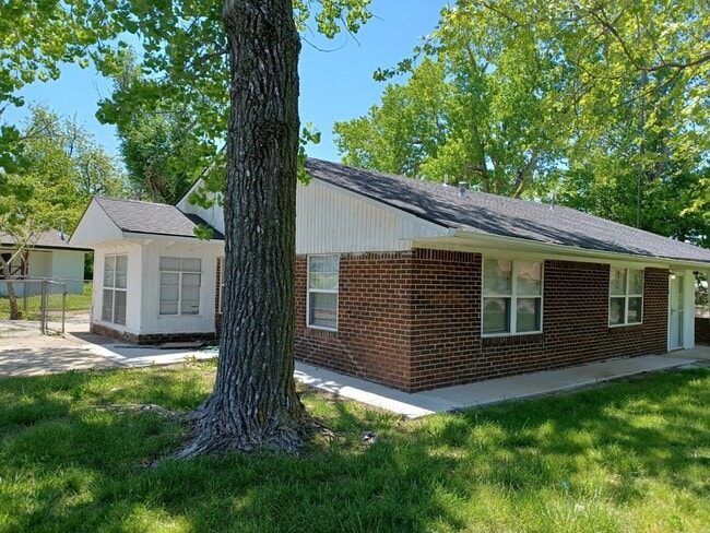 Building Photo - 1600 Breckenridge Dr