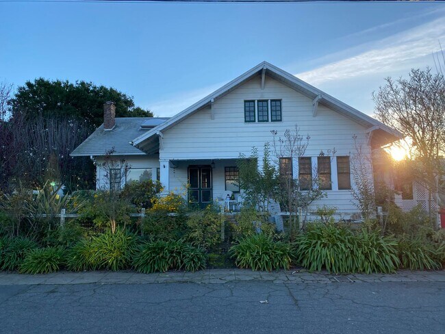 Building Photo - 800 B St