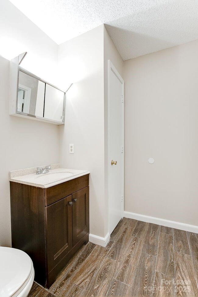 Building Photo - 4027 Bearwood Ave