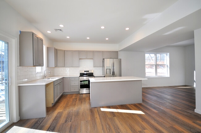 Building Photo - 309 Main St