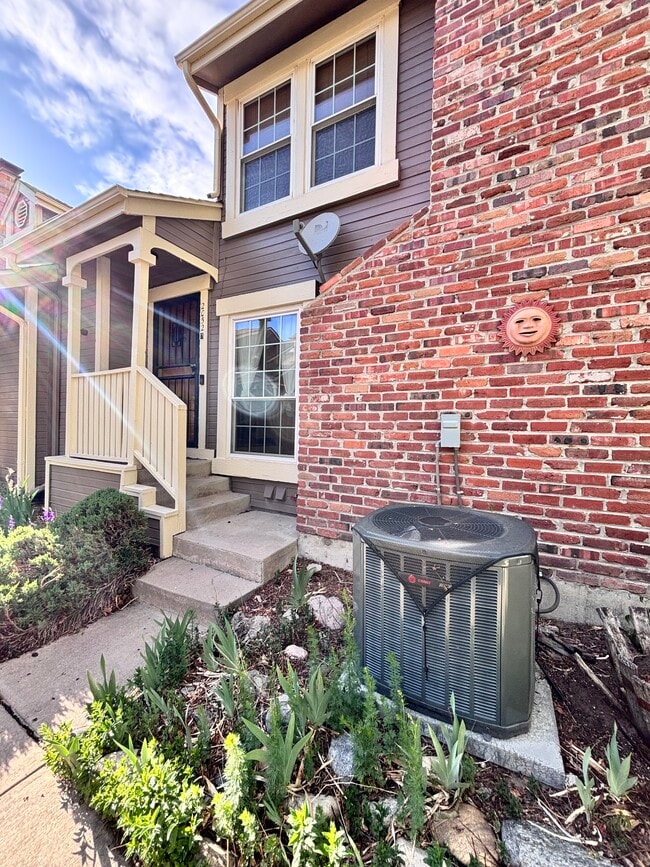 Building Photo - 2052 S Helena St