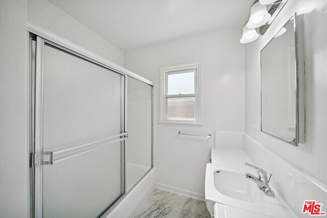 Building Photo - 5329 Vantage Ave