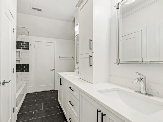 Building Photo - Beautifully built, renovated home boasts 5 BD, 5 BT, providing ample space for a growing family a...