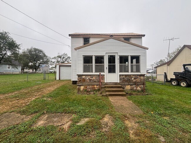 Building Photo - 411 S Oak St