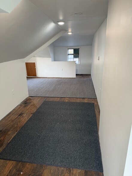 Building Photo - 321 Lincoln Way W