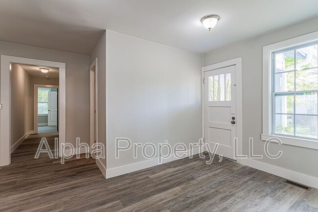 Building Photo - 741 Anderson Dr