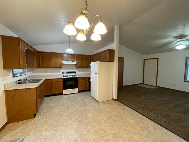 Building Photo - Beautiful 3 Bedroom-2 Bath on Goshen South...