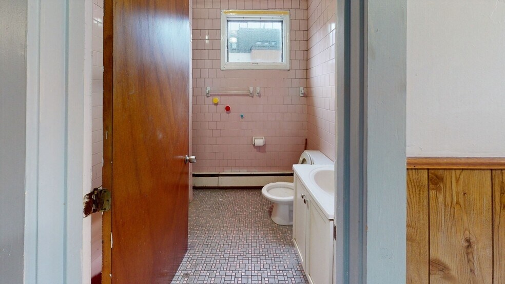 Building Photo - 56 Burnett St