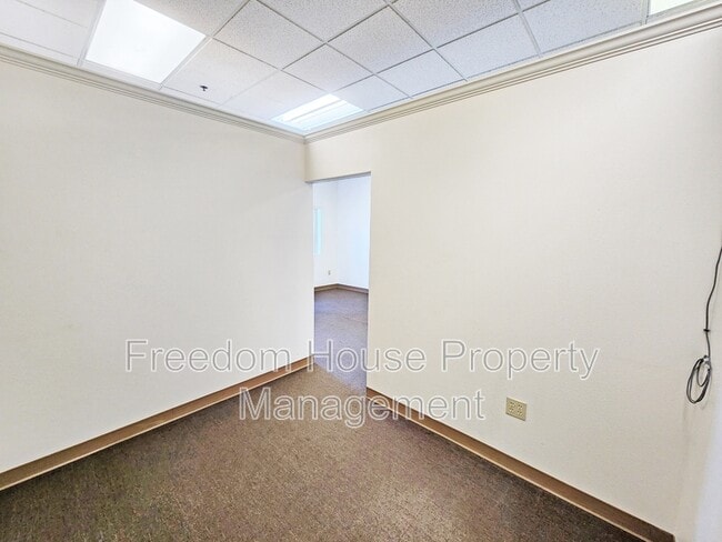Building Photo - 1231 E Basin Ave