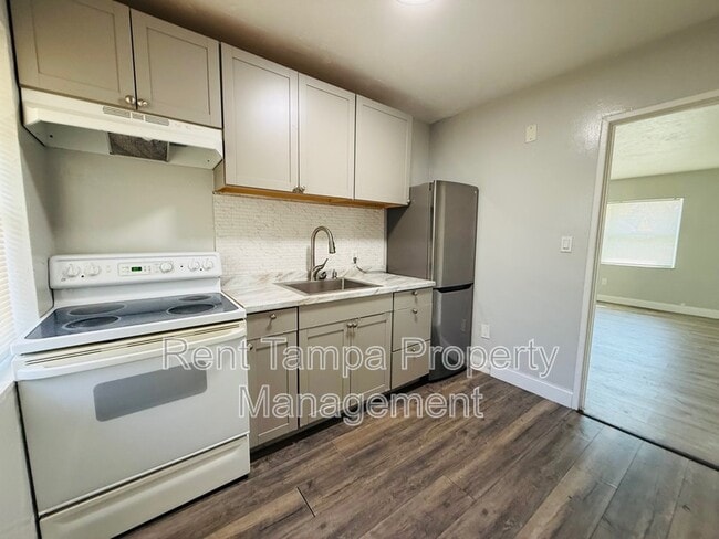 Building Photo - 637-637 17th Ave S