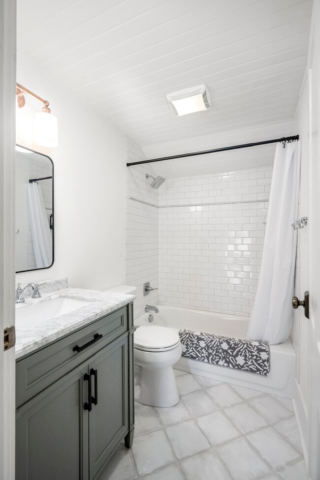 Building Photo - 227 Kershaw St NE