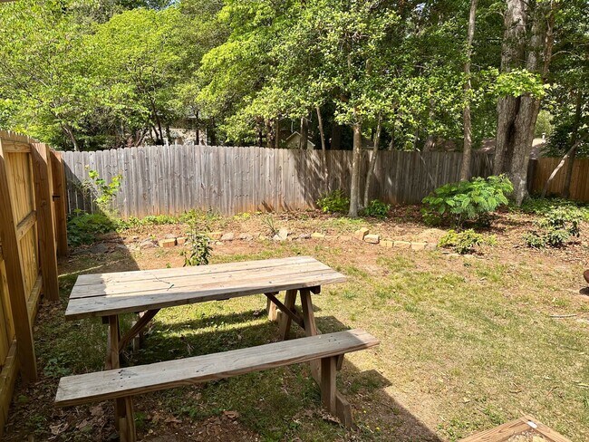 Building Photo - Charming 3 bed 2 bath ranch with fenced yard  available 6/5/2026!