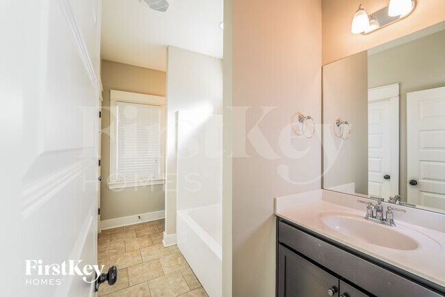 Building Photo - 1470 Woodridge Pl