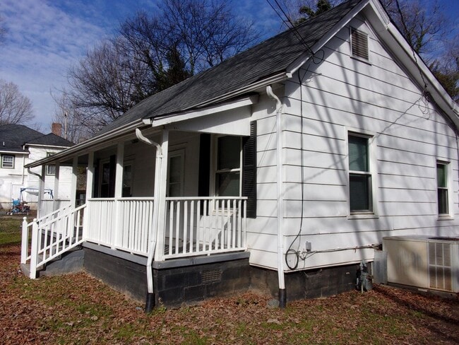 Building Photo - 2 Bedroom 1 Bath Home with Additional Room in Downtown Rock Hill