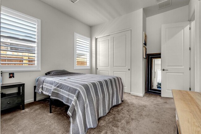 Building Photo - Beautiful Three Bedroom with Mountain V...