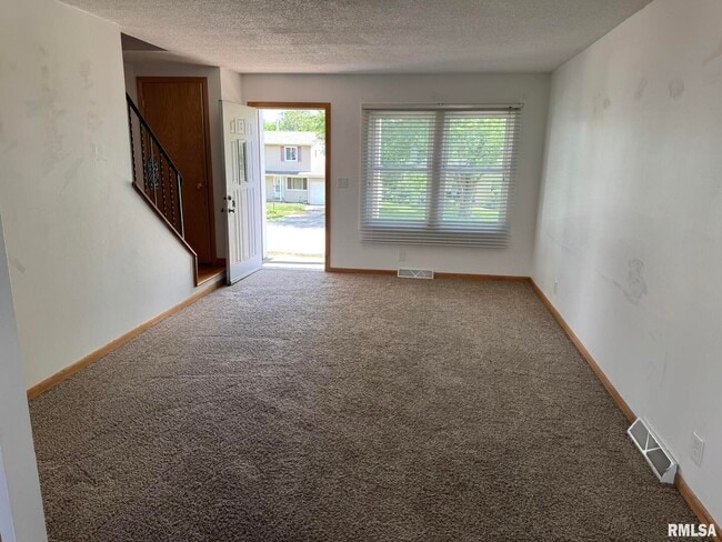 Building Photo - 18 Parkview Dr