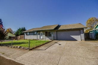Building Photo - 3 bedroom 2 Bath Single Level on Large Lot