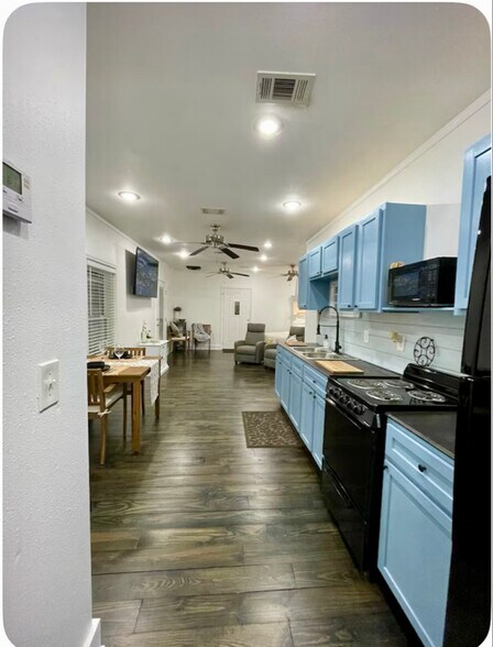 Building Photo - 663 W Sunset Dr
