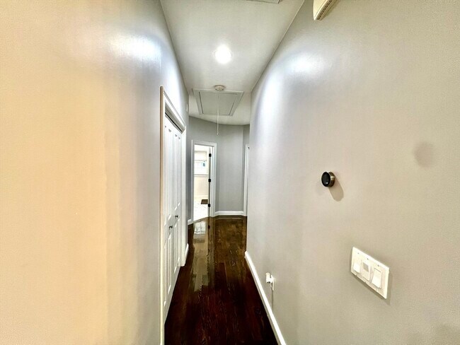 Building Photo - 259 Oakwood Ave