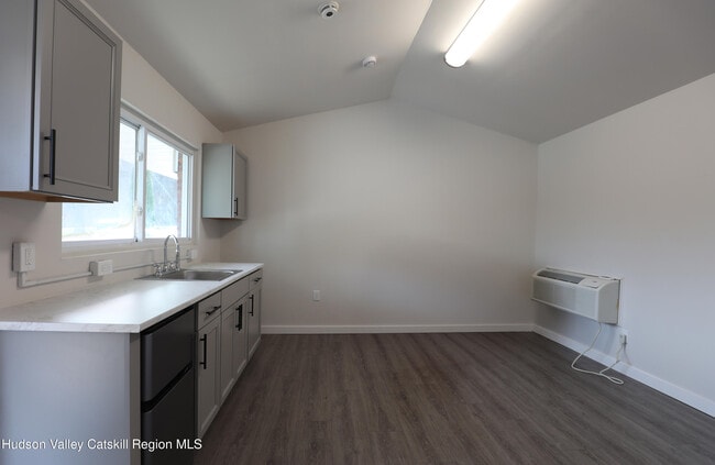 Building Photo - 669 Broadway