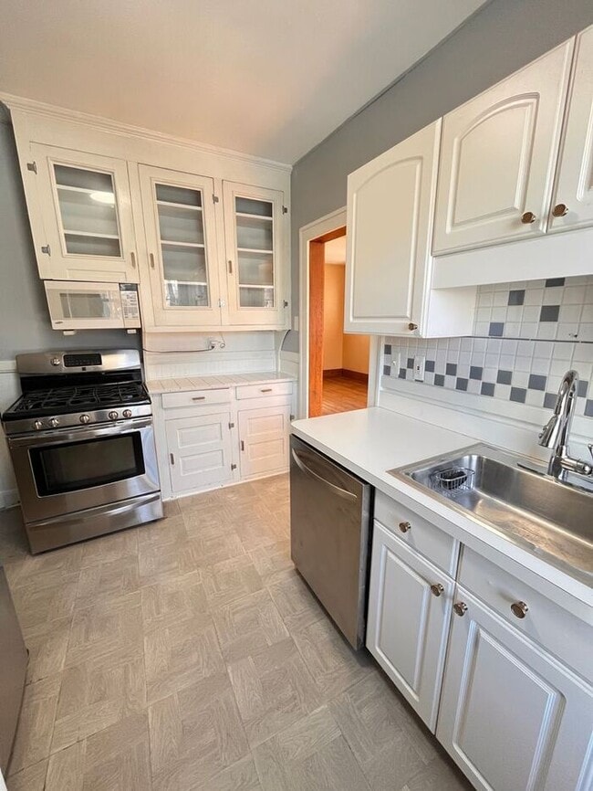 Building Photo - Charming 3-Bedroom Home in a Convenient an...