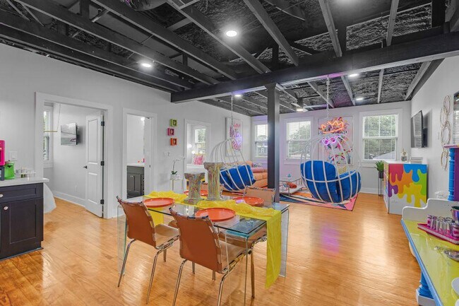 Building Photo - 156 Camellia St