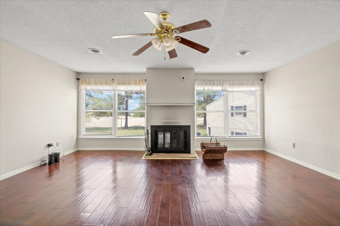 Building Photo - 488 Greenview Dr