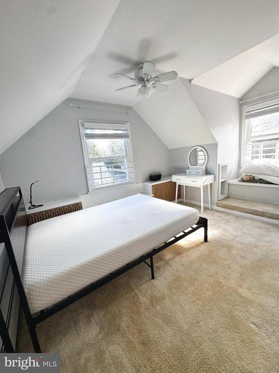 Building Photo - 10712 Warwick Ave