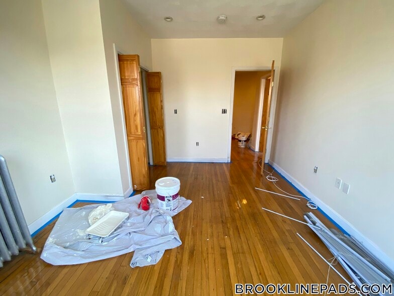 Building Photo - 352 Riverway