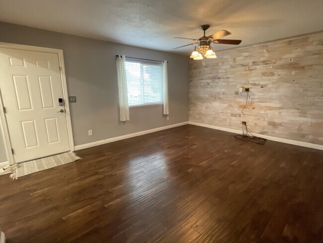 Building Photo - 9658 Gruwell Way