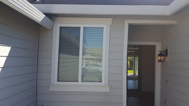 Building Photo - 4 Bedroom Home