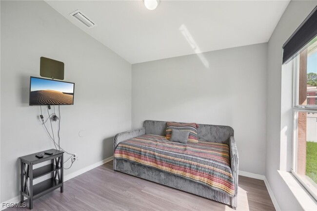 Building Photo - 940 Belmont St E