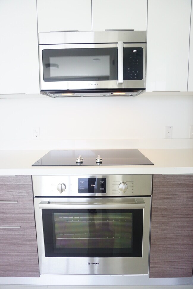 Building Photo - 1010 SW 2nd Ave