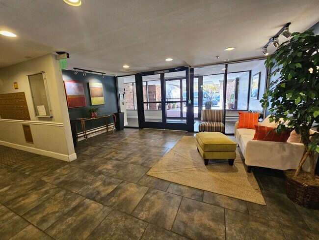 Building Photo - Cherry Creek Beautiful and Bright 1 Bed 1 Bath Condo