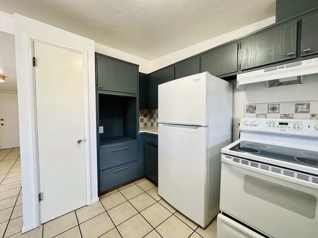 Building Photo - 2 Bedroom 1.5 Bath in Desired Area w/ Fenc...