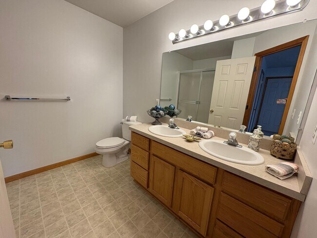 Building Photo - 565 Ironwood Way