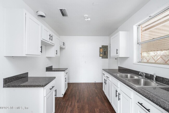 Building Photo - 366 W 67th St