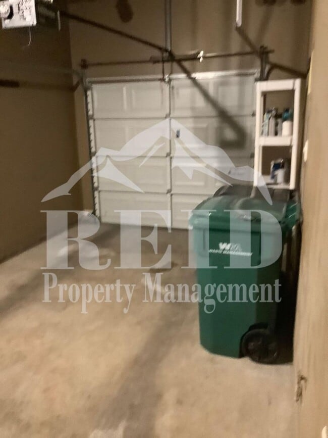 Building Photo - Central Valley Area - 2 Story Townhome 3Bed 2.5Bath