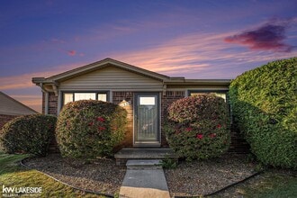 Building Photo - 11358 Glenwood Dr