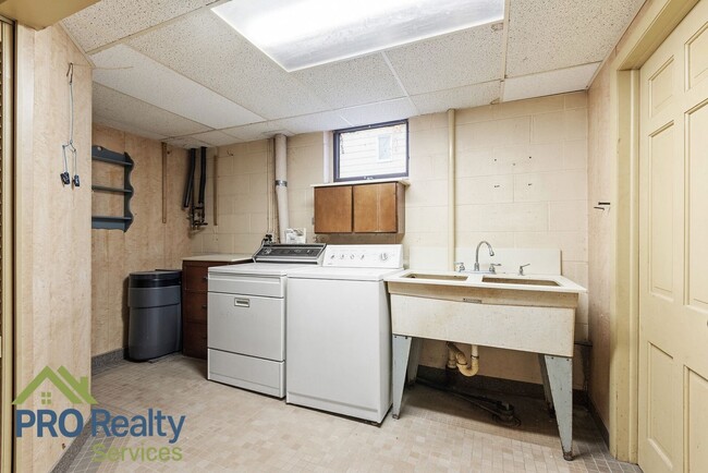 Building Photo - 3 Bedroom Plus Den Home