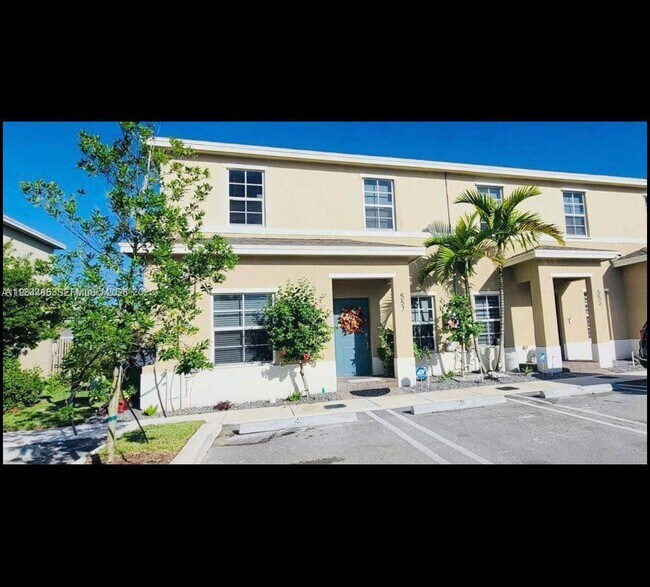 Building Photo - 557 NE 5th Pl