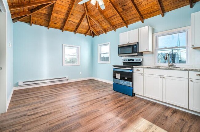 Building Photo - 171A Beachfront-