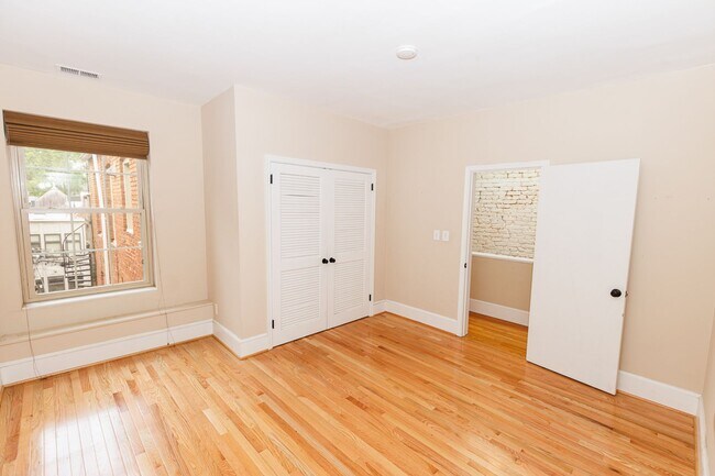 Building Photo - Large Sunny Dupont Two-Bed Condo Rental with Parking!