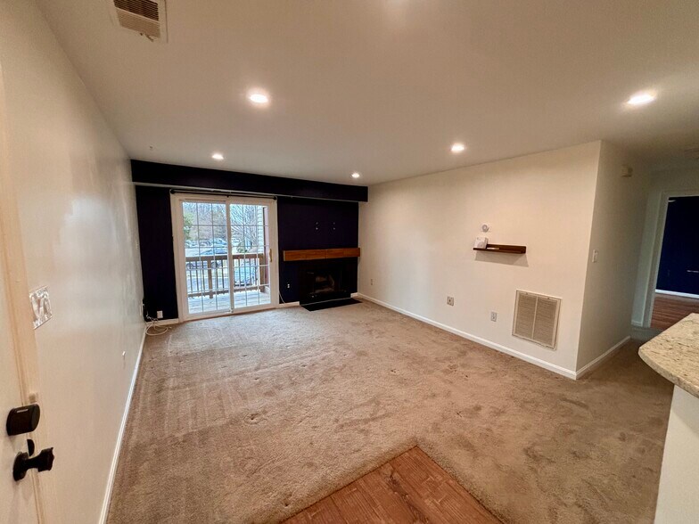 Building Photo - 6911 Victoria Dr