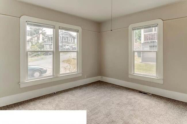 Building Photo - Large 6 Bedroom House Available in August!!