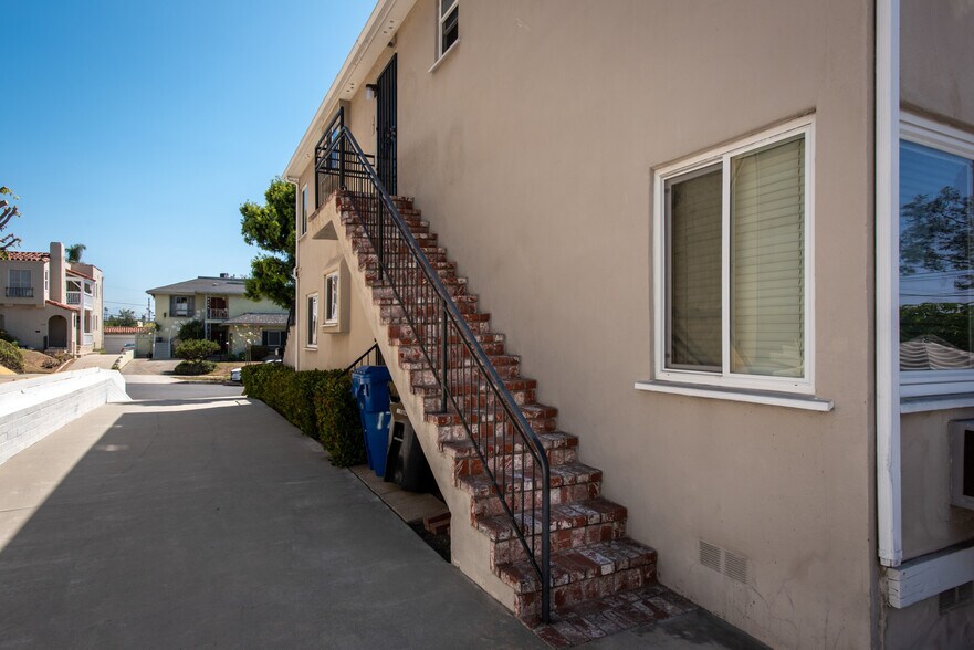 Building Photo - 1763 Kelton Ave
