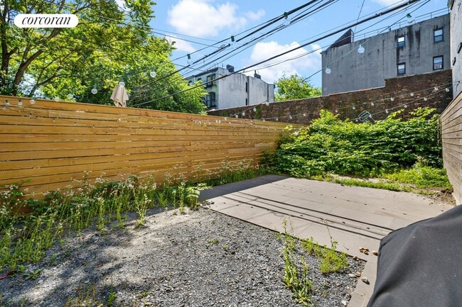 Building Photo - 594 MacDonough St