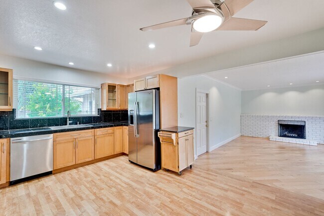 Building Photo - Spacious Home off of Hillsdale with Amazing Kitchen & Backyard! Ready to Rent.